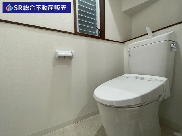 西岩田4丁目中古戸建のトイレ|落ち着いた色調のトイレです
温水洗浄便座付き
