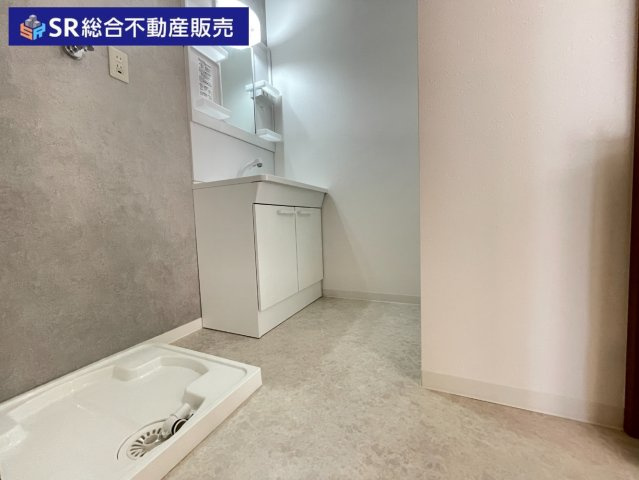 西岩田4丁目中古戸建の脱衣所|室内洗濯機置場もあり、清潔感のある脱衣場です！