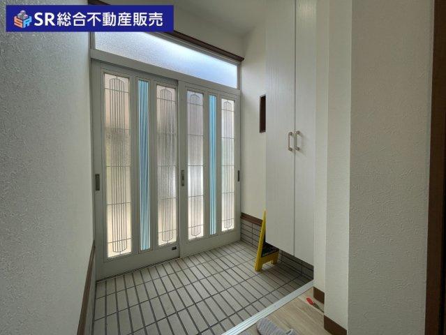 西岩田4丁目中古戸建の玄関|広々とした明るい玄関です