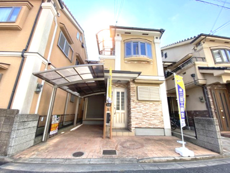 サン・タウン上小坂２丁目の駐車場|■タイル張りの土間で高級感あります♪♪カーポート付き♪♪