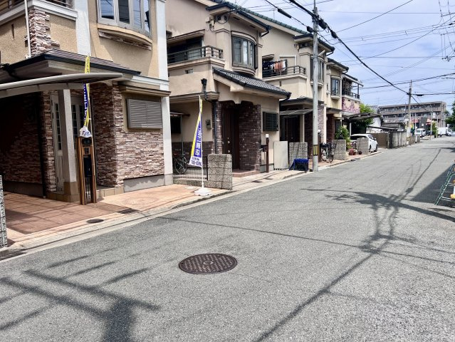 サン・タウン上小坂２丁目の前面道路含む現地写真|■前の道はＴ字路になっており、開放的です♪幅員も広々で駐車も楽々♪♪