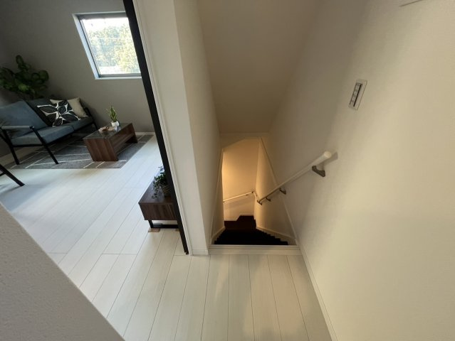 大橋町中古戸建の内装|2階の階段部分です