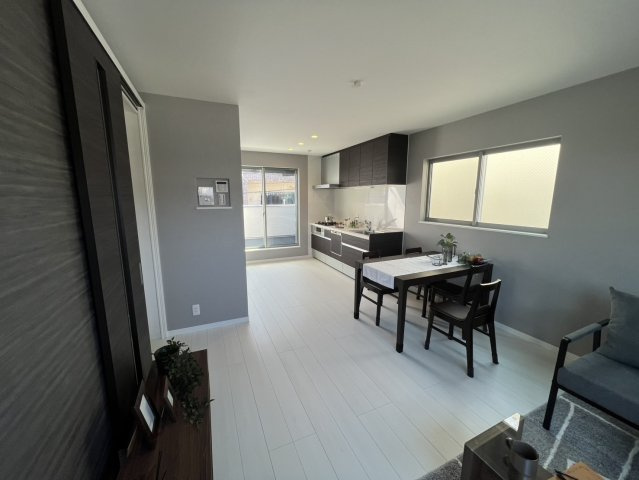 大橋町中古戸建の居間・リビング|こちらのリビングで趣味の時間をお楽しみください