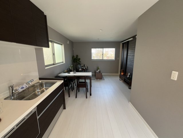 大橋町中古戸建の居間・リビング|ゆったりとしたリビングです