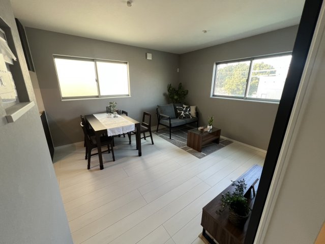 大橋町中古戸建の居間・リビング|おしゃれな内装です