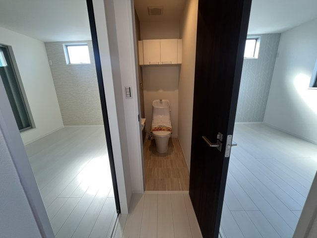 大橋町中古戸建のトイレ|3階部分の落ち着いたトイレです