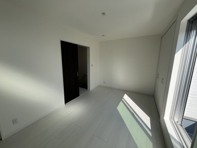 大橋町中古戸建の洋室|子供のお昼寝に使えるお部屋です