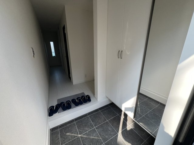 大橋町中古戸建の玄関|明るい玄関です