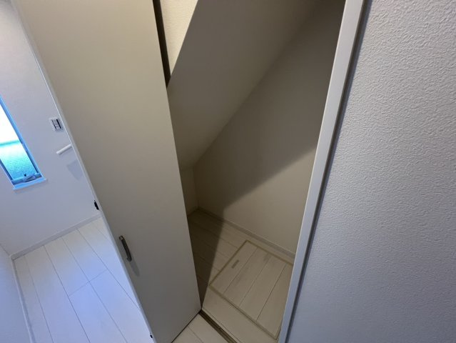 大橋町中古戸建の収納|１階ホール部分の収納スペースです