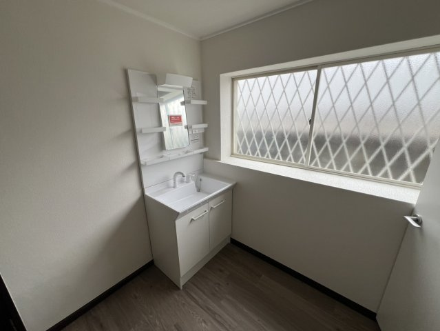 岡山5丁目中古戸建の洗面所|広い洗面スペース