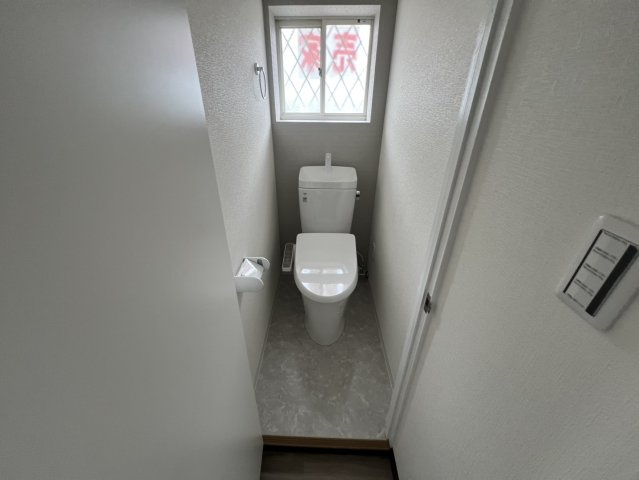 岡山5丁目中古戸建のトイレ|コンパクトで使いやすいトイレです