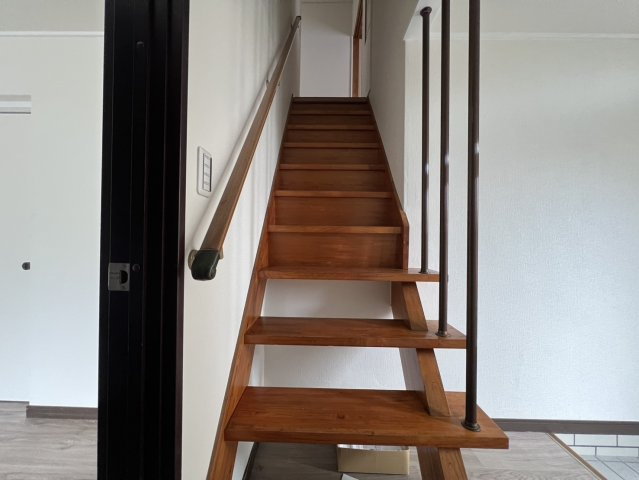 岡山5丁目中古戸建の内装|2階へと続く階段です