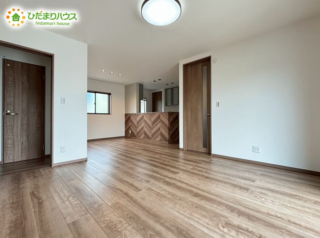 熊谷市久保島　第2期　新築戸建　ワイウッドコート　　01の居間・リビング|"太陽の日差しがたっぷり入るリビング☆
家族の笑い声が響く、一家団らんにふさわしいリビングです(^^♪"										
