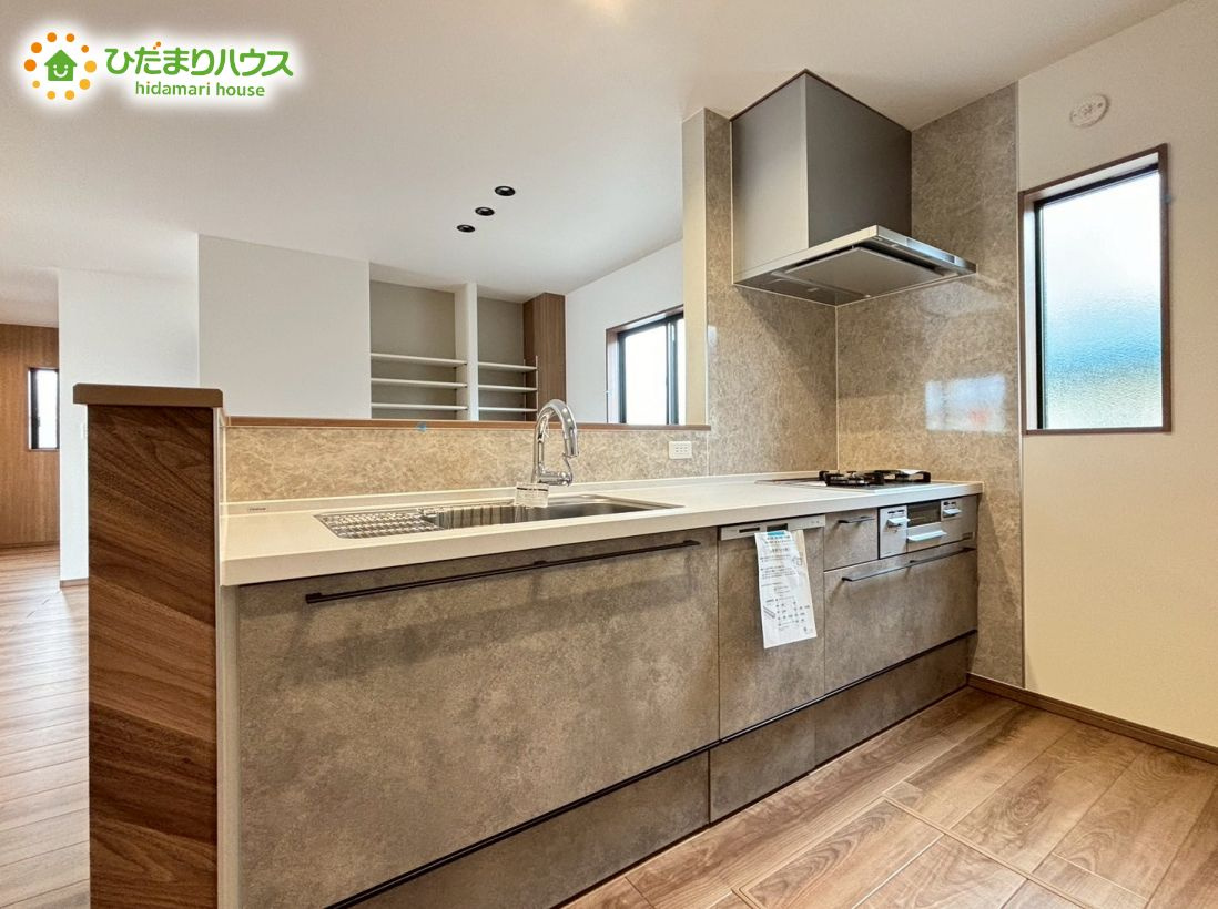 熊谷市久保島　第2期　新築戸建　ワイウッドコート　　01のキッチン|ご家族を身近に感じられる対面キッチン☆				
料理しながらもお子さんの様子が見れて安心ですね！