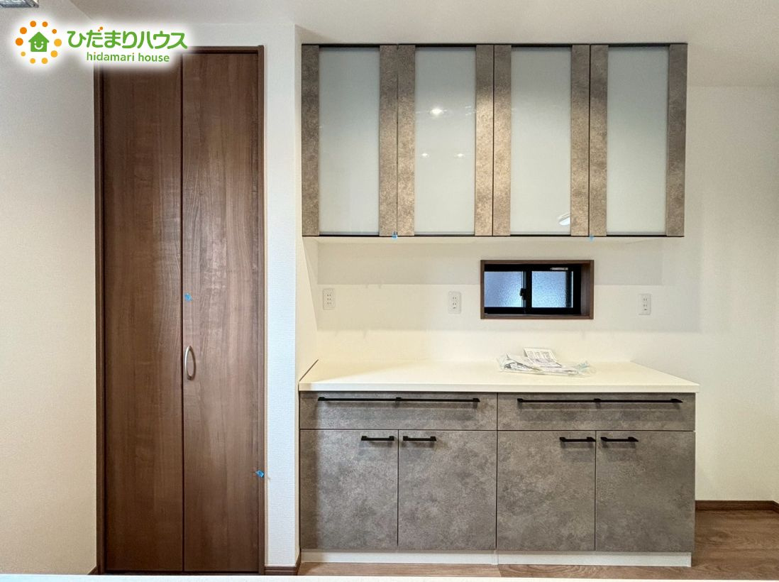 熊谷市久保島　第2期　新築戸建　ワイウッドコート　　01の内装|備え付け収納で、スッキリお片付け！			
パントリーは食材の収納にも便利です☆彡	