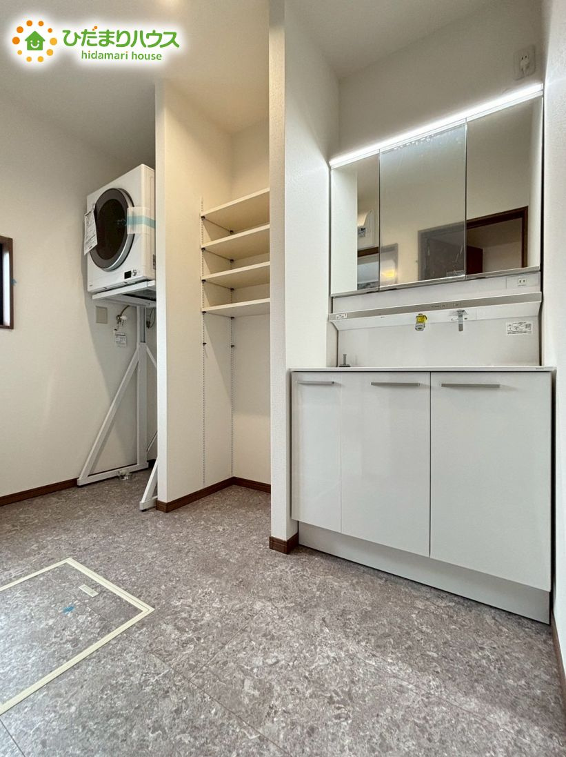 熊谷市久保島　第2期　新築戸建　ワイウッドコート　　01の独立洗面台|ゆったりとした洗面所には物入れを完備！タオルや洗剤をしまえます(^^)/							
