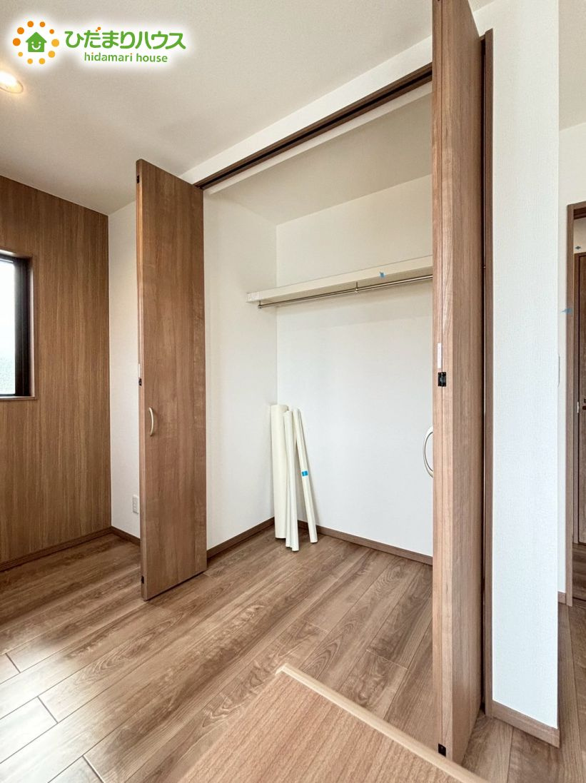 熊谷市久保島　第2期　新築戸建　ワイウッドコート　　01の収納|リビングにもクローゼットを配備。
ご家族皆様で共有すれば、リビングについ置きっぱなしにされがちな衣類もスッキリと片付きます♪													
