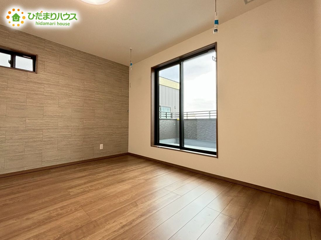 熊谷市久保島　第2期　新築戸建　ワイウッドコート　　01の寝室|バルコニーに面している洋室は、主寝室にどうぞ(^^)/
大きなベッドを置いても余裕の広さ！								
