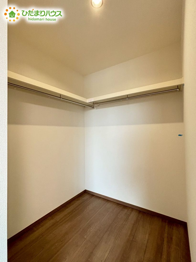 熊谷市久保島　第2期　新築戸建　ワイウッドコート　　01の収納|大容量のウォークインクローゼットのある主寝室。
夫婦の洋服もたくさん収納できます。								
