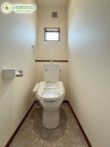 熊谷市久保島　第2期　新築戸建　ワイウッドコート　　01のトイレ|小窓が付いているので、トイレも明るい空間になっております♪						
