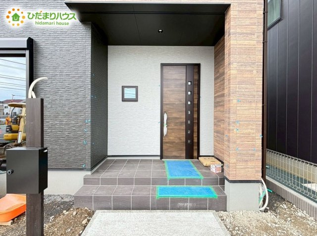 熊谷市久保島　第2期　新築戸建　ワイウッドコート　　01の玄関|広々したポーチがあるので、来客時の対応がスムーズにできます！