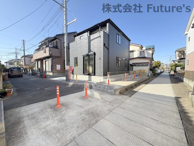 三郷市戸ケ崎2丁目　新築戸建　全1棟の前面道路含む現地写真|南東側が歩行可能な蓋付水路の為開放感があります。