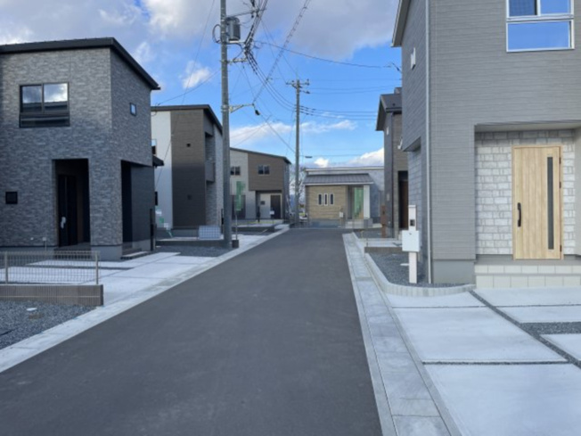 【前面道路含む現地写真】 | 本庄市小島６丁目　2号棟　新築戸建