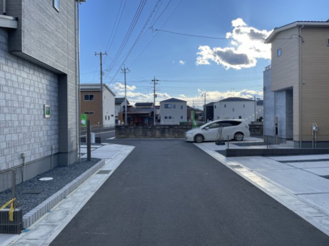 【前面道路含む現地写真】 | 本庄市小島６丁目　2号棟　新築戸建 | 
