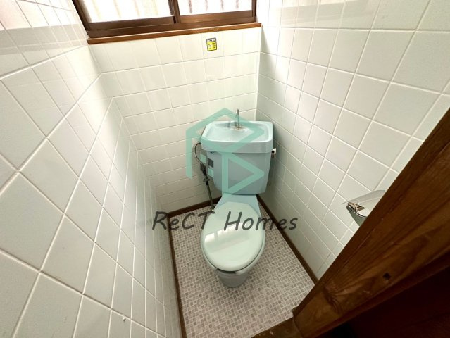 明石市太寺天王町の一戸建てのトイレ