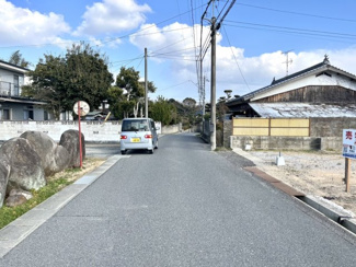 【前面道路含む現地写真】 | 前面道路も広く、大きいお車も駐車がらくらくです。