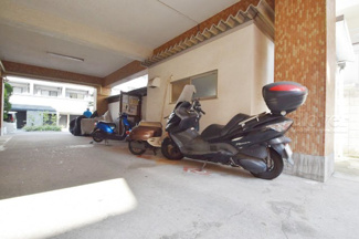 【駐車場】 | バイク置き場。空き区画の有無や駐輪料金、サイズおよび排気量規定などについては、改めてお問い合わせください。～即日のご見学可能～　お問合せはお気軽にどうぞ。
