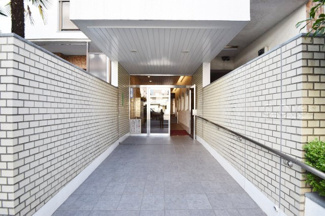 【エントランス】 | お客様を、そして住人を出迎えてくれるマンションのエントランス。ゴミが落ちていないことからも、管理状態の良さや住民の節度の高さが見て取れます。～即日のご見学可能～　お問合せはお気軽にどうぞ。