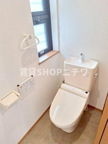 高橋メゾンのトイレ|★温水洗浄便座機能付きのトイレ☆窓もあって快適です★