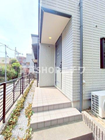 高橋メゾンのエントランス|★高台立地のため目線も気になりにくいです★