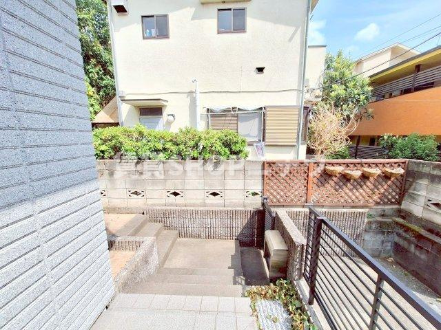 高橋メゾンのエントランス|★高台立地のため目線も気になりにくいです★