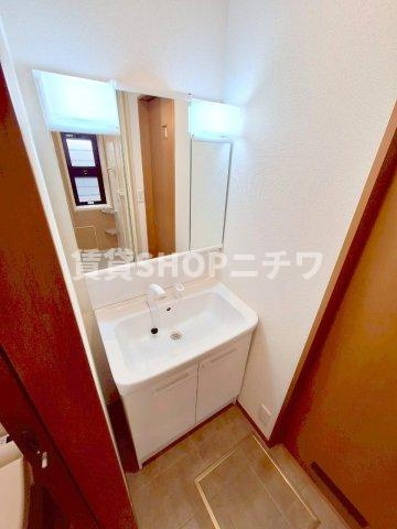 高橋メゾンの洗面所|★朝も楽々な3面鏡付き独立洗面台☆