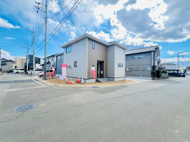 前橋市下新田町の前面道路含む現地写真|間口も広く、駐車が苦手な方にもおススメです♪