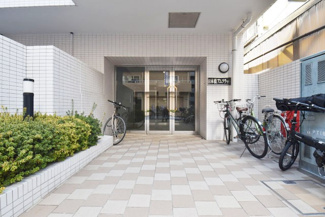 【エントランス】 | オートロックを備えた、マンションのエントランス。やはりセキュリティの観点は欠かすことができません。皆様を“安全”に送り出し、出迎えてくれます。～即日のご見学可能～　お問合せはお気軽にどうぞ。