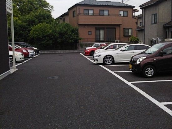 レオネクストブランメゾンの駐車場