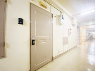 【その他共用部分】 | 皆様をお迎えする、お部屋の玄関ドア。開けやすさや開放角度、ドアノブの操作しやすさや鍵の形状などを、現地で一度ご確認ください。～即日のご見学可能～　お問合せはお気軽にどうぞ。
