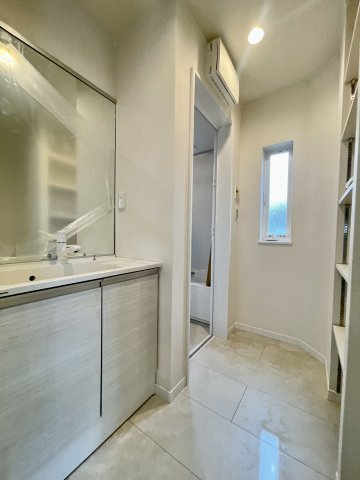 ＜LIBERi リーベリー＞練馬区春日町5丁目　子育て最適エリア　限定1棟の洗面所