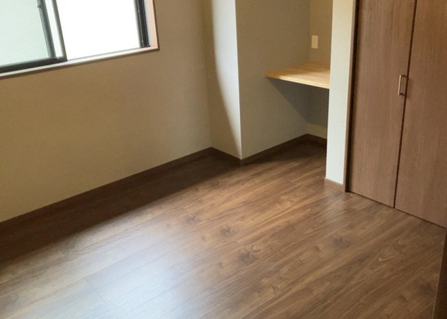 【寝室】 | 寝室でゆっくりと過ごすためにはベッド周りの適度な空間を担保することや窓の位置、照明の明るさ、寝室の広さなどを考える必要があります。自身や家族の構成とライフスタイルに併せて寝室にする部屋を選びましょう！