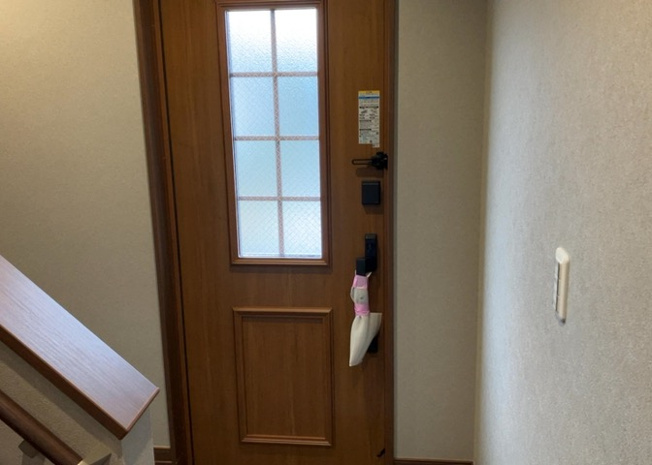 【玄関】 | 玄関は家の顔でもあり、家族以外の目にも止まる場所です。玄関は外との間を仕切る扉、靴などをしまっておく収納スペース、靴脱ぎのたたきスペース、来客とのやり取りをするドアホンなど複数のアイテムからなります。