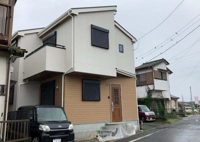 【外観】 | 住宅用の土地では前面道路に2m以上接していなければならないと法律で定められています。しかし、お持ちの車のサイズやライフスタイルなどにより、2mでは利便が悪い場合もございますので、事前に確認しましょう。