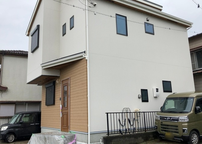 【外観】 | 木造住宅とは土台、壁、柱など建築物の強度を支える構造体の材に木が使用されている構造を指します。構造体は建物の自重を支えるだけではなく風圧や水圧、積裁荷重などあらゆる衝撃に耐えるための基礎です。