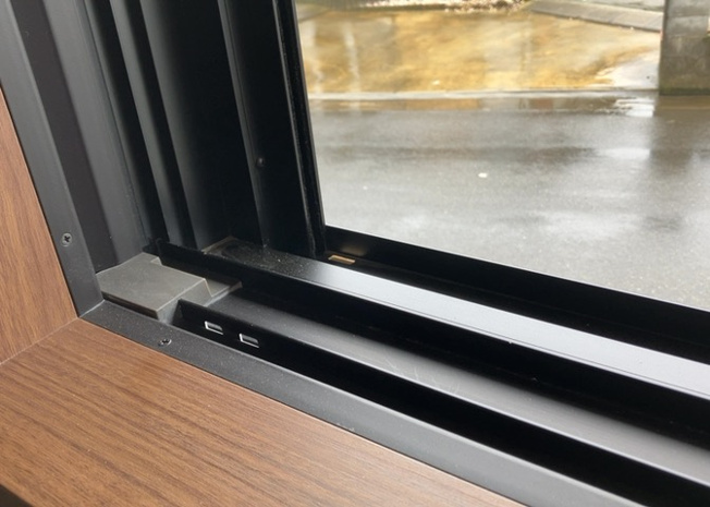 【内装】 | サッシとは、ガラス窓に使用される金属製の窓枠のことです。一般的に住宅建築では、金属製建具工事の段階で備え付けるもので、ガラス類や玄関、バスルームのスチール製のドアなどと同じタイミングで工事を行います。