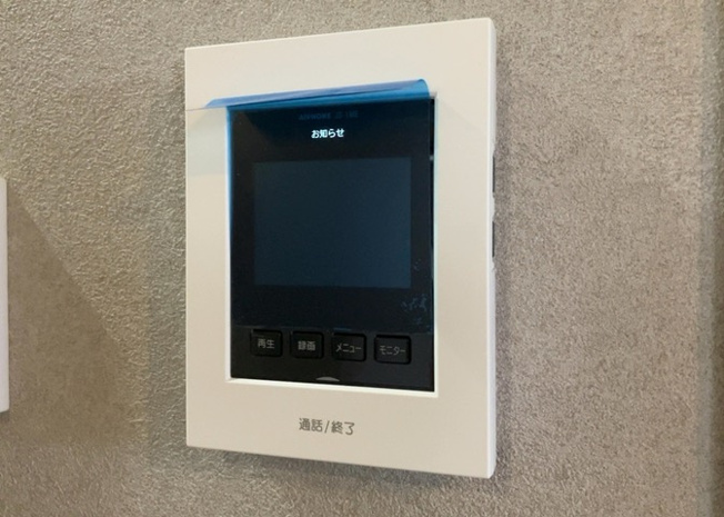 【セキュリティ】 | モニターで来訪者を確認して、目的が分からない場合はインターホンを通じて室内から会話することができます。怪しいと感じた場合はインターホン越しにお帰りいただくことができるので、直接会うことがなく安全です。