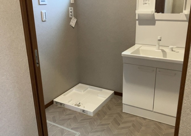 【脱衣所】 | 多くの戸建て住宅で見かける洗面脱衣所は、洗面台と洗濯機が2畳ほどのスペースに並べられていて、洗面所が脱衣所を兼ね備えている間取りが一般的です。お客様が利用することもある、パブリックな空間でもあります。