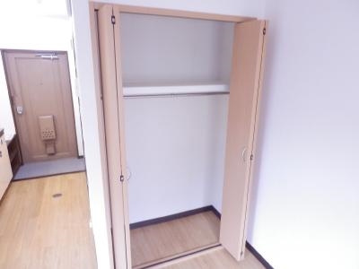 西田マンションの収納|クローゼット・パイプハンガー付