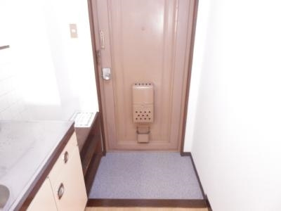 西田マンションの玄関